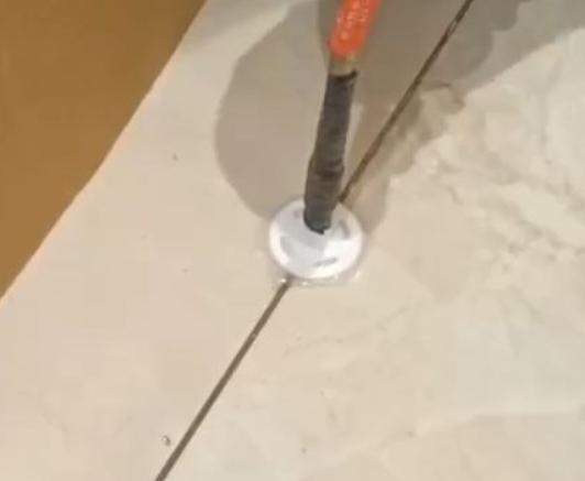 昂仁瓷砖空鼓维修公司专业解答瓷砖在铺贴过程中，如果没有涂抹均匀到位的粘结材料（如水泥砂浆或瓷砖胶），可能会导致以下问题