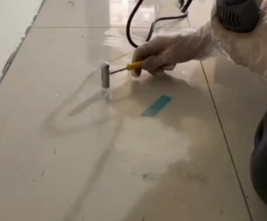 昂仁瓷砖开裂维修公司专业分享瓷砖在铺贴前如果没有沥干水分，将会导致以下问题